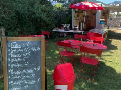 La carte affichée à l’extérieur du camion, avec les tables installées sur l’emplacement.