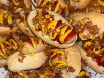 Un hot-dog préparé pour une prestation événementielle.
