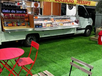 L’intérieur du camion : le plan de travail et le poste de service.