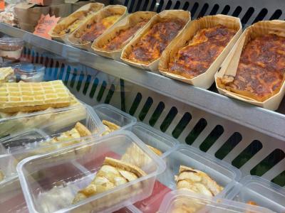 Une part de quiche et une part de gâteau, préparées pour un buffet.