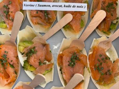 Une verrine au saumon, préparée pour un buffet traiteur.